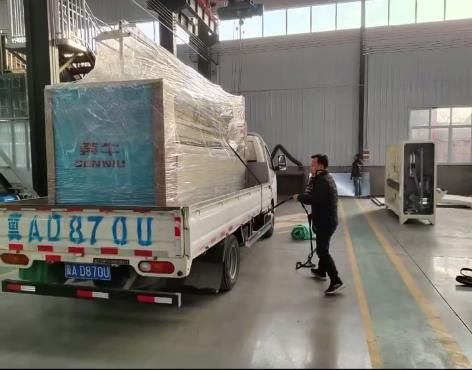 大棚棉被第四條生產(chǎn)線，三米棉被機(jī)到廠進(jìn)行安裝調(diào)試