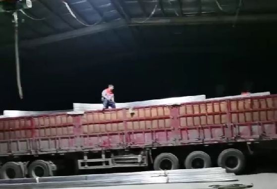 天黑了，發(fā)貨裝車依然加班進(jìn)行中，服務(wù)好更多的客戶